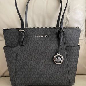 Like New!! Authentic Michael Kors Jet Set East West Zip Top Tote in Black/Silver